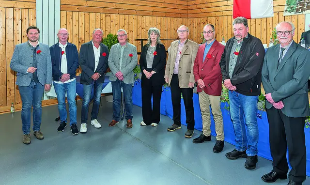 Landrat Björn Bartels (links) vereidigte sieben neue Feldgeschworene; es gratulierte auch Vermessungsamtsleiter Wolfgang Reindl (rechts)
Fotos: © Winfried Zang | Foto: Winfried Zang