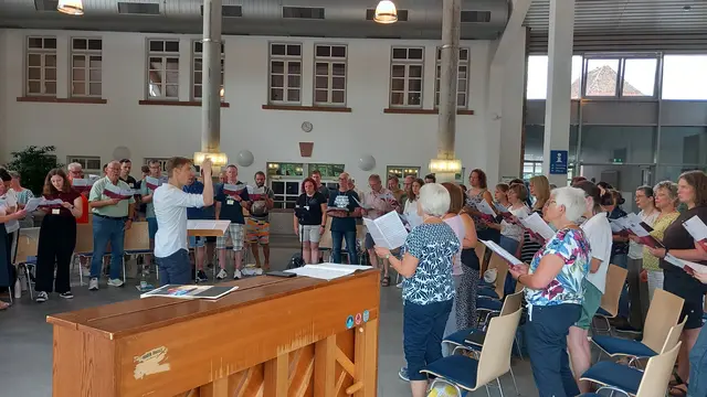 100 Stimmen im Foyer der Mittelmühle, vielversprechender Chorklang 