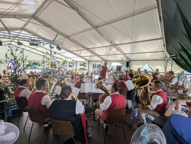 Musikkapelle Röllfeld auf der Zeltkerb in Haingrund | Foto: Theresa Arnold