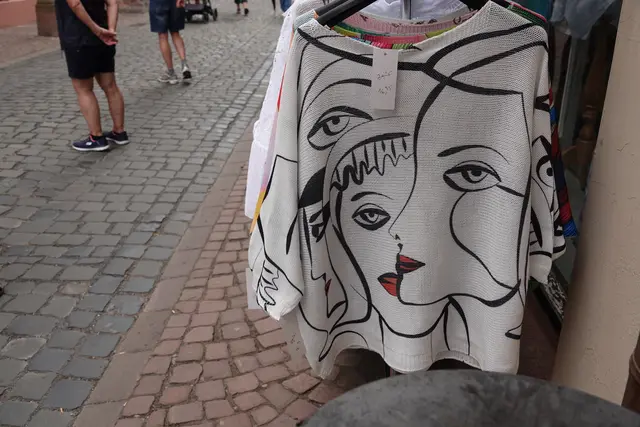Wer jetzt durch die Altstadt schlendert, spürt sofort: Dieses Pflaster atmet heute nicht nur Geschichte, sondern pure Lebenslust.Vorbeigleitende Touristengruppen lauschen den Stadtführern – zumindest theoretisch.