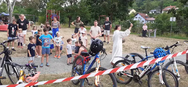 Spielplatzgottesdienst in Rück-Schippach - Fahrzeugsegnung