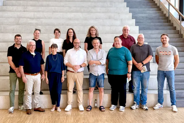 Das Bild zeigt die Gruppe von Teilnehmenden der Delegation zur Exkursion für den neuen Grundschulcampus Walldürn
