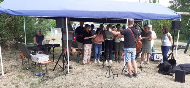 Spielplatzgottesdienst in Rück-Schippach - Singgruppe "Horizont" und Leitung von Jochen Bohlender und mit Wicki Sauerwein am Keyboard