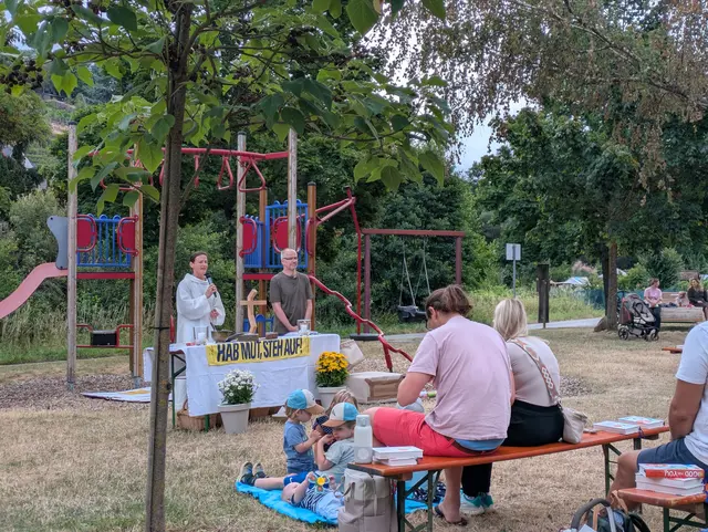 Spielplatzgottesdienst in Rück-Schippach mit Gemeindereferentin Verena Deuchert und Frank Zöller vom Kindergottesdienstteam