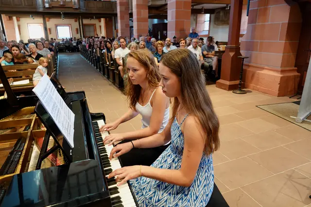 Harmonie und Präzision am Klavier: Carina Guskow und Greta Schilling überzeugten beim Sommerkonzert mit Francis Poulencs Sonate für Klavier zu vier Händen durch ihr perfekt austariertes Zusammenspiel. Foto Roland Schönmüller