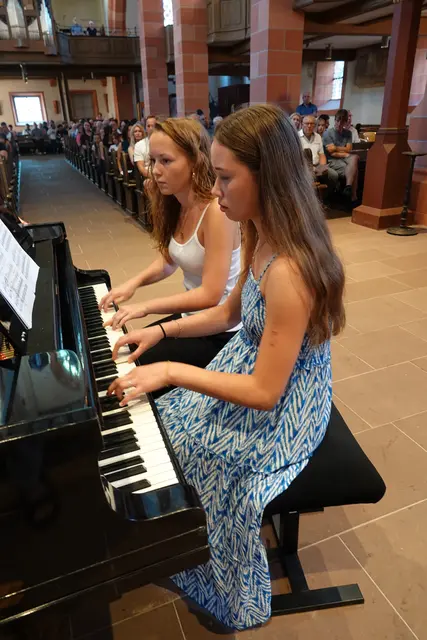 Harmonie und Präzision am Klavier: Carina Guskow und Greta Schilling überzeugten beim Sommerkonzert mit Francis Poulencs Sonate für Klavier zu vier Händen durch ihr perfekt austariertes Zusammenspiel. Foto Roland Schönmüller
