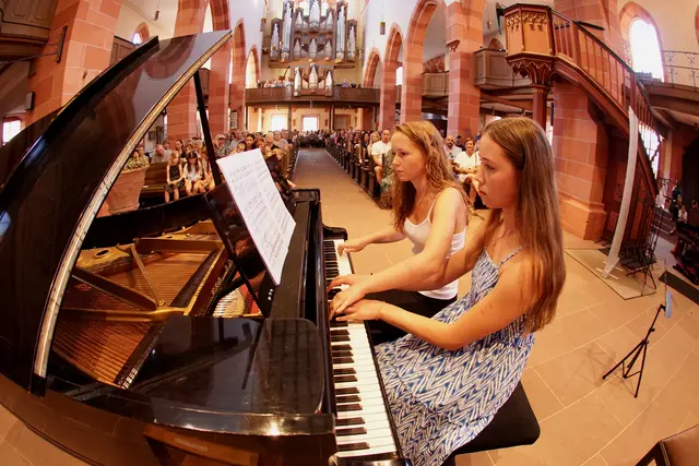 Harmonie und Präzision am Klavier: Carina Guskow und Greta Schilling überzeugten beim Sommerkonzert mit Francis Poulencs Sonate für Klavier zu vier Händen durch ihr perfekt austariertes Zusammenspiel. Foto Roland Schönmüller 