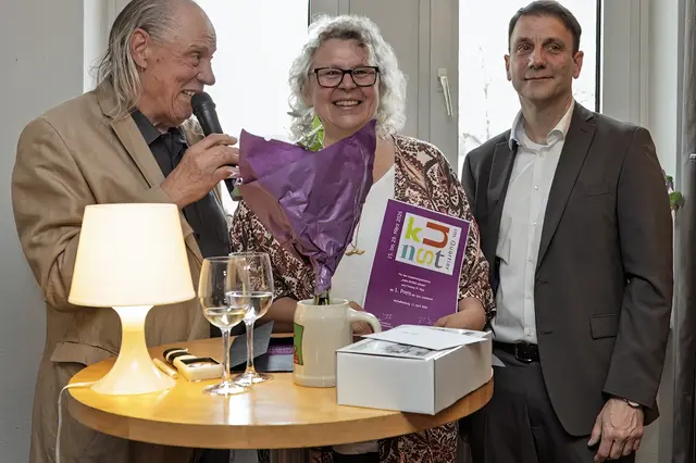 v.l.n.r.: Richard Bernhard (1. Vorsitzender Lebendiges und attraktives Bahnhofsquartier e.V., dem Ausrichter des Projektes "Kunst im Quartier); Yvonne M. Klug; Jörg Fabig (Leiter des Kulturamtes der Stadt Aschaffenburg)

 | Foto: Hartmut Kreutz