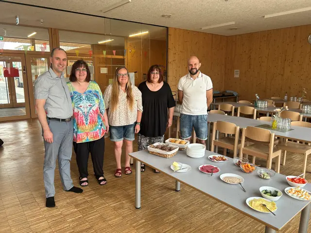 Bürgermeister Markus Krebs dankt mit KiTa-Leitung Fabian Appel der Strickgruppe Maschenhexen für ihre Spende für gesundes Frühstück. | Foto: Markt Sulzbach a.Main