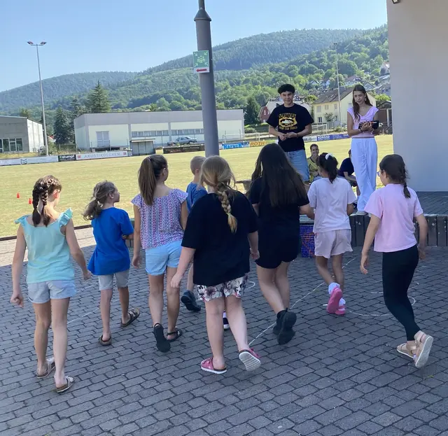Kolumbianische Spiele begeistern auch deutsche Kinder. | Foto: Thalia Böhmerle