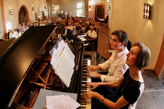 Sylvia Ackermann am Piano und das Nachwuchstalent Adrian Dederer von der Musikschule Miltenberg berührten das Publikum spürbar. Besonders die vierhändig vorgetragenen Slawischen Tänze von Antonín Dvořák faszinierten durch rhythmische Prägnanz. Foto Roland Schönmüller 

