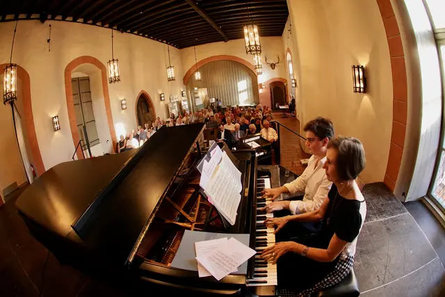 Sylvia Ackermann am Piano und das Nachwuchstalent Adrian Dederer von der Musikschule Miltenberg berührten das Publikum spürbar. Besonders die vierhändig vorgetragenen Slawischen Tänze von Antonín Dvořák faszinierten durch rhythmische Prägnanz. Foto Roland Schönmüller 

