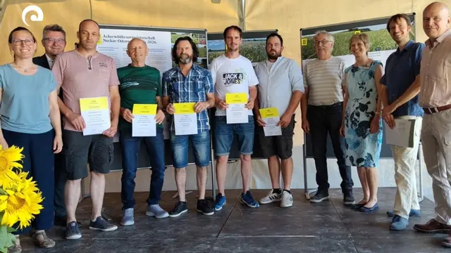 Beim Grünkernfest in Gottersdorf wurden die fünf Sieger der Ackerwildkrautmeisterschaft 2026 gekürt. 
v.l.n.r.: Judith Knebel, Dr. Achim Brötel, Tobias Eisenhauer, Karl Binnig, Fran Fellmann, Christian Münch, Felix Heinrich, Jürgen Heinrich, Susanne Diebold, Daniel Raddatz, Dr. Ulrich Kraft; 
 | Foto: RPK (Büttner)