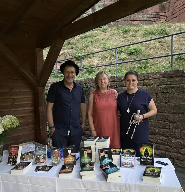 Oliver Pötzsch, Bücherei-Mitarbeiterinnen Katja Göbel und Gina Gehrig-Spanlang | Foto: Gina Gehrig-Spanlang