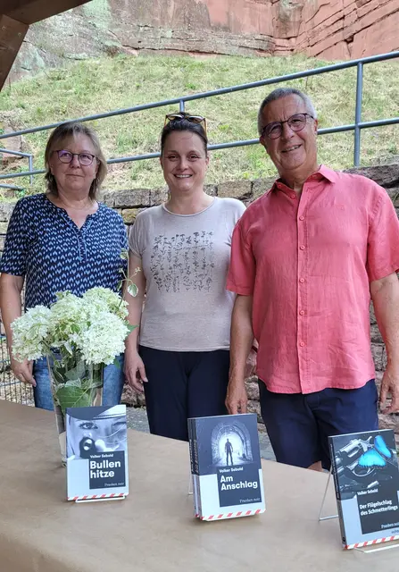 Volker Sebold, Bücherei-Mitarbeiterinnen Katja Göbel und Gina Gehrig-Spanlang | Foto: Petra Werthmann