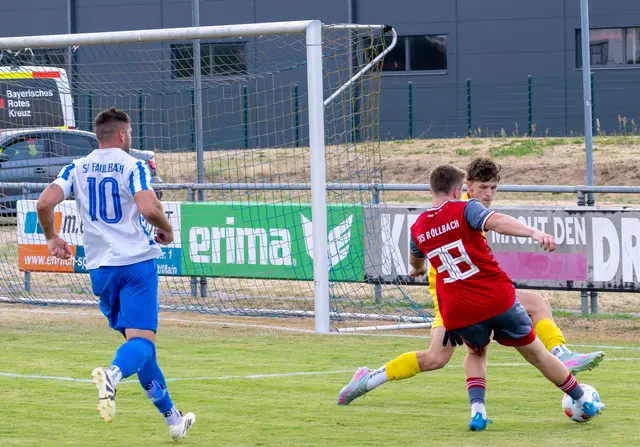 Röllbachs Spieler Silas Rauch kann Faulbachs Keeper Simon Hock nicht überwinden. | Foto: Winfried Zang