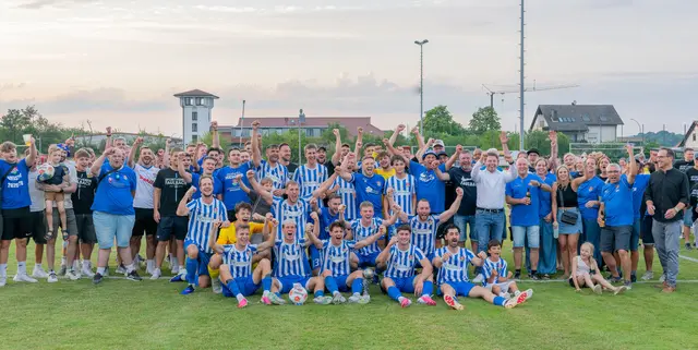 Mit den Fans, Landrat Björn Bartels (rechts, im weißen Hemd) und Matthias Dick (Sparkasse, rechts) feierte der SV Faulbach den Titel des Landkreispokalsiegers 2026. | Foto: Winfried Zang