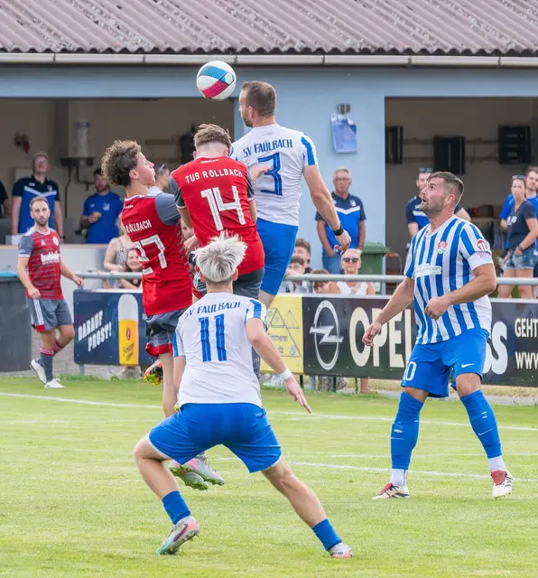 Tom Göller gewinnt den Luftkampf gleich gegen zwei Röllbacher Spieler. | Foto: Winfried Zang