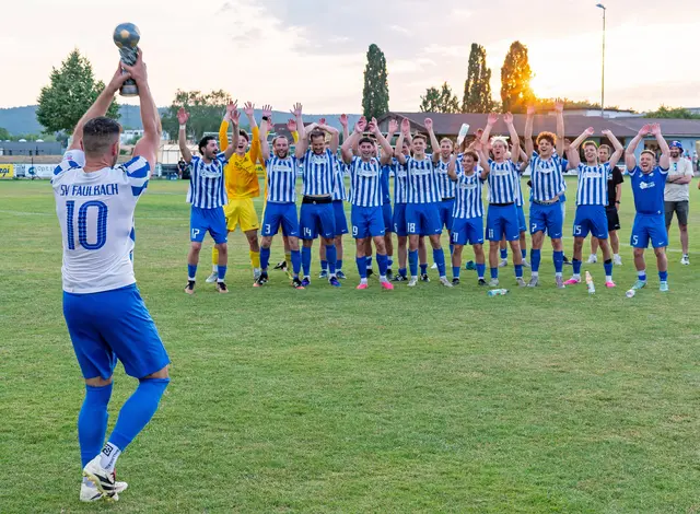 Spielführer Michael Pfandler präsentierte seinem Team den Pokal. | Foto: Winfried Zang
