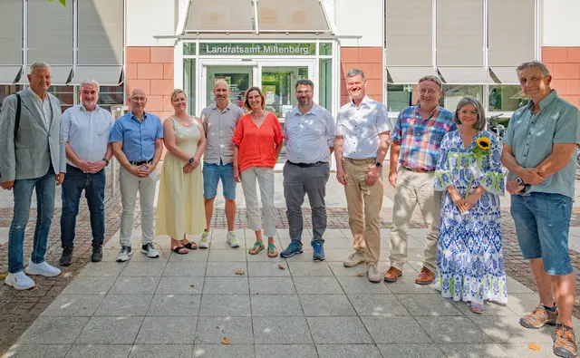 Führungskräfteverabschiedungen im Staatlichen Schulamt Miltenberg mit (von links) Landrats-Stellvertreter Günther Oettinger, den Schulamtsdirektoren Michael Brummer und Ulrich Wohlmuth sowie Annette Semsch, Johannes Schwaab, Angelika Hirsch, Felix Behl, Schulamtsdirektor Harald Frankenberger, Horst Kern, Dagmar Gans und Volker Hirsch.  | Foto: Winfried Zang