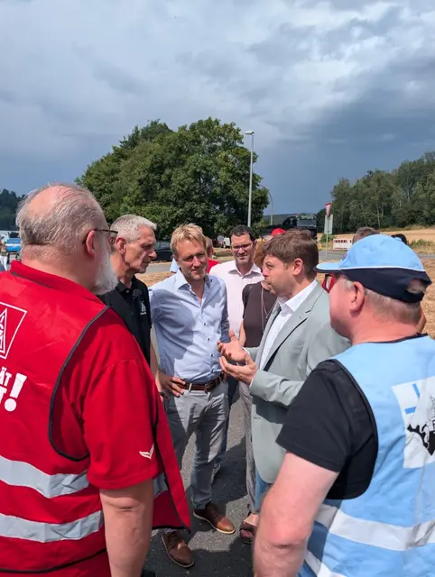 Bild: MdL Martin Stock (dritter von links) vor Ort bei den Beschäftigten von Magna in Dorfprozelten.  | Foto: Bürgerbüro MdL Stock