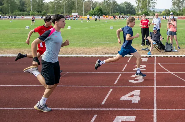 Mit vollem Einsatz absolvierten diese Jungs die 75-Meter-Strecke beim Kreissportfest der Landkreisschulen.  | Foto: Winfried Zang