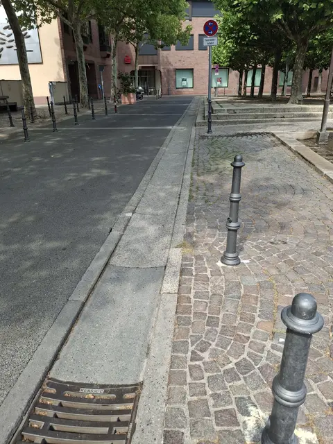Endlich frei von parkenden Autos: der Gedenkort Wolfsthalplatz | Foto: Wolfgang Giegerich