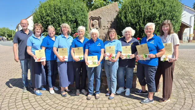 v.li.: Vorstand Udo Klein, 
Gründungsmitglieder "Happy-Hour":
Doris Berberich, Isolde Haas, Monika Klein, Monika Löhr, 
Ute Zängerle, Gisela Weber, Friederike Neufeld-Drecker,  Brigitte Hock-Scheurich, Martina Klein. 
Auf dem Bild fehlt Birgit Galeone. | Foto: Thomas Scheurich