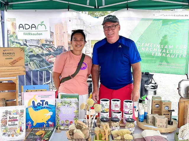 Der Kreisvorsitzende der ÖDP Wolfgang Winter als Helfer mit Mei-Ying vom Adam Fairladen beim Stand Bürgerfest der Vielfalt.  | Foto: ÖDP