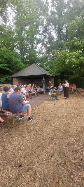 Auszeit im Weinberg mit Gemeindereferentin Verena Deuchert und musikalisch begleitet von Petra Englert und Jochen Bohlender