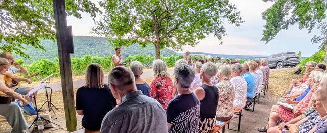 Auszeit im Weinberg mit Gemeindereferentin Verena Deuchert und musikalisch begleitet von Petra Englert und Jochen Bohlender