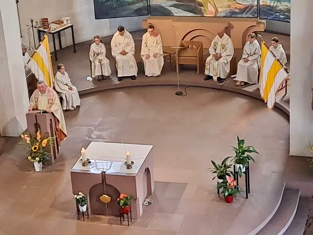 Pfarrer Jan Kölbel (hintere Reihe Zweiter von links), Diakon Florian Grimm und Pfarrer Albrecht Kleinhenz feierten das 50. Priesterjubiläum von Pfarrer Wolf mit | Foto: Martin Winkler