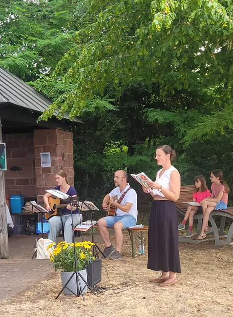 Auszeit im Weinberg mit Gemeindereferentin Verena Deuchert und musikalisch begleitet von Petra Englert und Jochen Bohlender