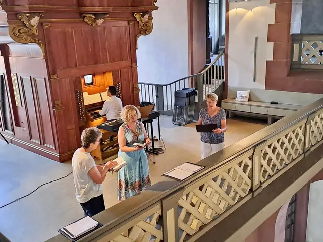 Sorgten für eine würdige, musikalische Gestaltung des Festgottesdienstes: Drei Damen der Schola Cantorum und Kirchenmusiker Michael Bailer (Orgel) | Foto: Martin Winkler