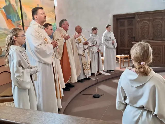 Pfarrer Toni Wolf (mit ausgebreiteten Armen) begrüßte die Gläubigen zum Festgottesdienst anl. seines 50. Priesterjubiläums | Foto: Martin Winkler