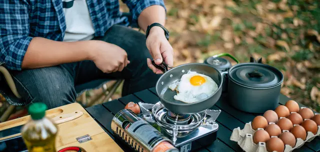 Ein Campingkocher ist in einer Krisensituation eine gute Alternative, wenn man eine Mahlzeit ohne Strom zubereiten möchte. | Foto: jcomp – Magnific.com