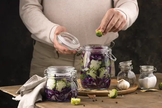 Einmachgläser bieten die Möglichkeit, erntereifes Gemüse aus dem eigenen Garten für einen längeren Zeitraum haltbar zu machen. | Foto: Freepik – Magnific.com