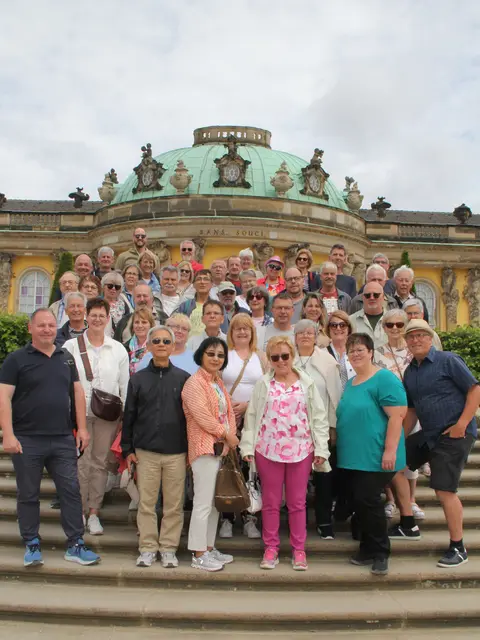 Gruppenfoto vor dem Schloss Sanssouci  | Foto: Hilmar Rothermich