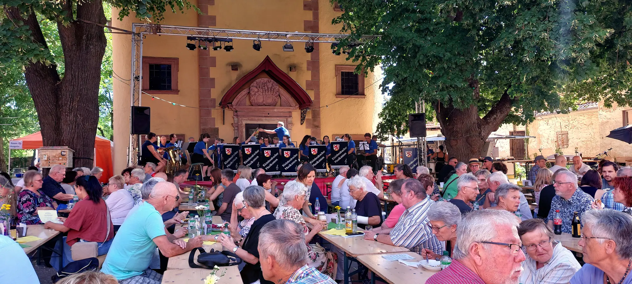 -Sommer-im-Kirchhof-R-ckblick