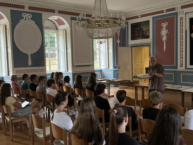 Schülerinnen und Schüler des KEG besuchen das Fürstlich Leiningensche Archiv. | Foto: Thomas Trunk