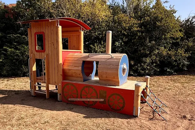 Das Bild zeigt das neu installierte Spielgerät "Lokomotive" auf dem Spielplatz