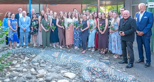 Die Lehramtsanwärterinnen und Lehramtsanwärter stellten sich dem Fotografen mit (von links) den Seminarleiterinnen Claudia Dellert und Kristin Simon, Seminarleiter Eugen Goss, Schulamtsdirektor Ulrich Wohlmuth und dem Personalratsvorsitzenden Horst Kern sowie (von rechts) Landrats-Stellvertreter Günther Oettinger und Seminarleitersprecher Christoph Hartmann. | Foto: Winfried Zang