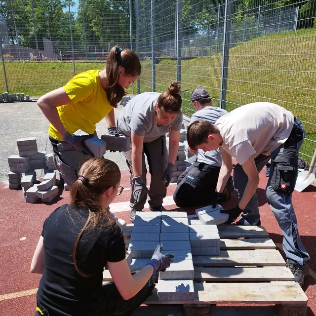 Die fleißigen Helfer der Klasse 10a bei der Arbeit
