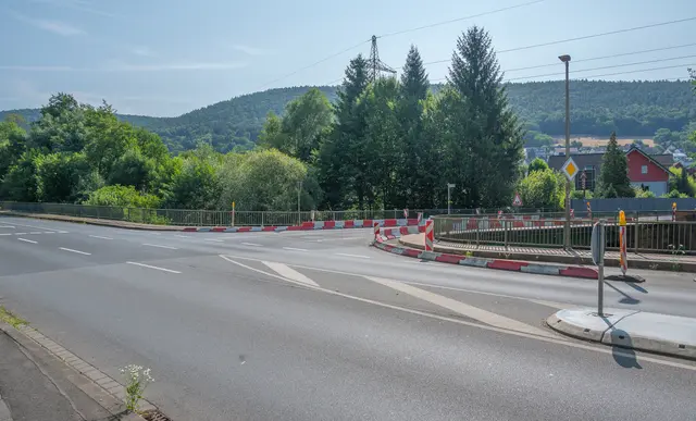 Wenn der Kreistag zustimmt, wird die Weilbacher Kreuzung der B469 mit der Kreisstraße MIL6 in Kooperation von Bund und Landkreis Miltenberg neugestaltet. Dabei wird auch die Mudbrücke abgerissen und neu errichtet. | Foto: Winfried Zang
