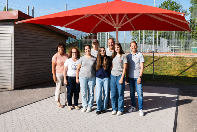 1. Reihe v. l. n. r: Veronika Köpfle (Förderverein), Sigrid Albrecht (stellv. SL), Maja Kraft, Luana Doss, Amelie Bopp (alle Klasse 10a)
2. Reihe v. l. n. r.: Dominik Lehr (Klasse 10a), Timo Kraft (Fa. Kraft, Baudienstleistungen), Florian Loser (SL)