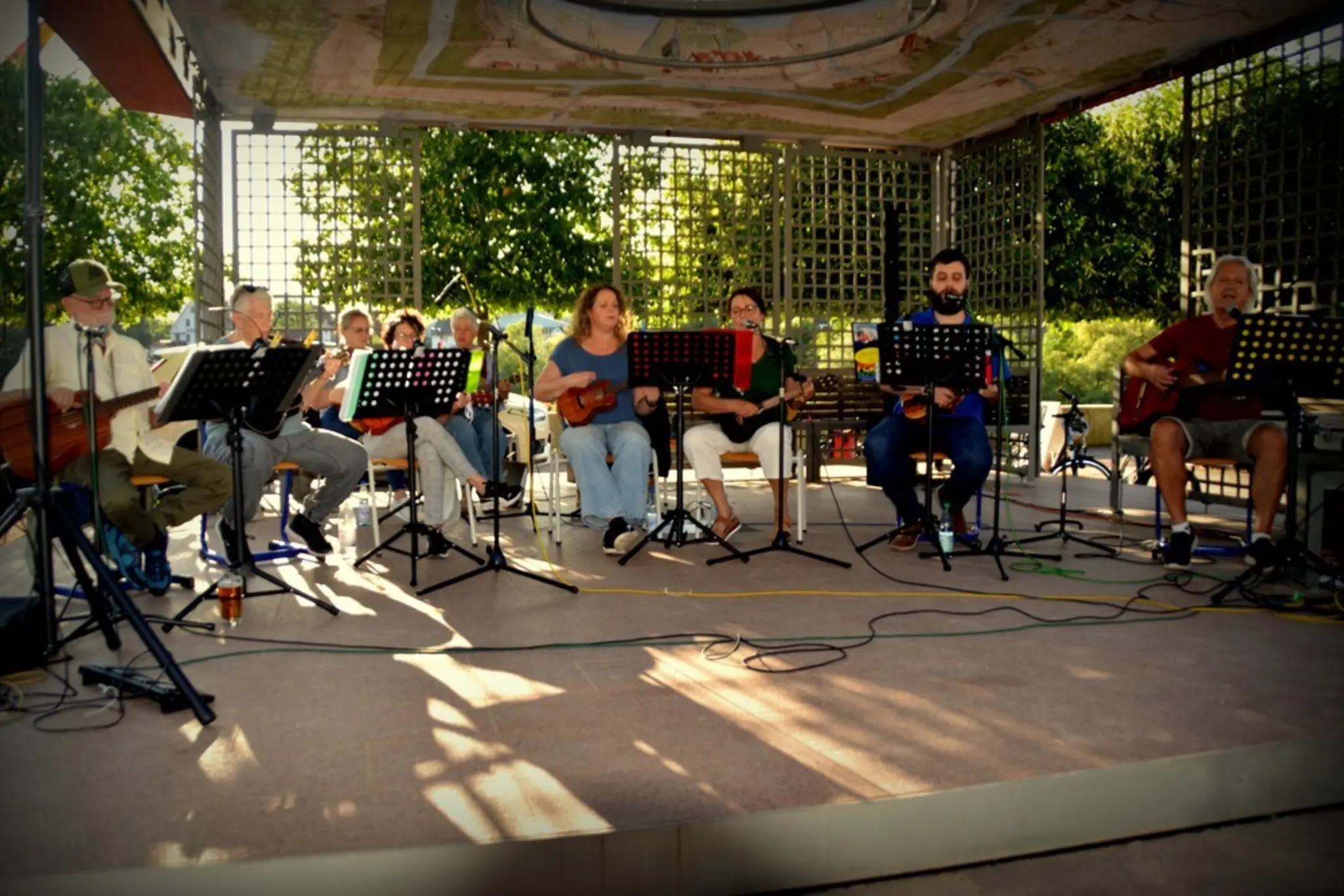 Ukulelen-Ensemble-MAIN-SAITEN-im-Maingarten-Freudenberg