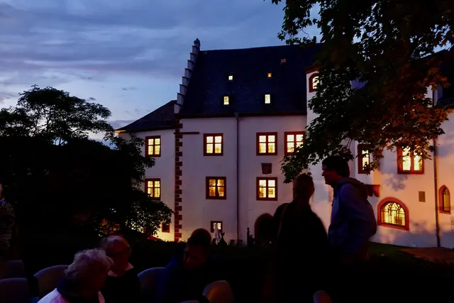 Der „Kultursommer auf der Mildenburg“ ist weit mehr als eine simple Konzertreihe – er ist ein facettenreicher Sommernachtstraum, der hochmittelalterliche Historie mit dem lebendigen Puls der Gegenwartskunst auflädt. 

Ob lauschend, lachend, tanzend oder genießend: Das Festival holt die große Welt der darstellenden Künste in die malerische Kulisse der Stadt am Main. Für alle, die Kultur unter freiem Himmel schätzen, ist dieser Reigen aus Klang, Wort und Wein ein absoluter Pflichttermin. 