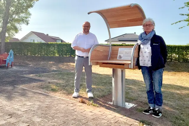 Das Bild zeigt Bürgermeister Meikel Dörr und die Technische Mitarbeiterin Frau Heike Schubert an dem neu installtierten Wickelboard 