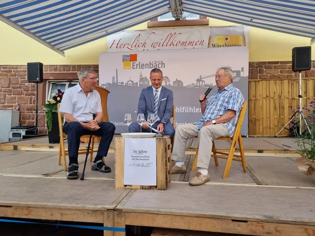 Die ehemaligen Gemeinderäte Walter Zöller (links) und Hubert Jopp (rechts) im Gespräch mit Ersten Bürgermeister Christoph Becker | Foto: Stadt Erlenbach a.Main