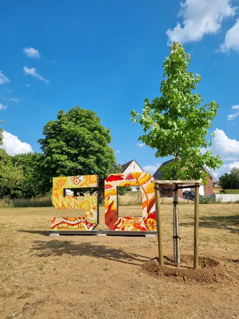 Die anlässlich des Jubiläums „50 Jahre Stadt Erlenbach“ geschaffene Kunst-Installation steht nun auch im Stadtteil Mechenhard. Sie erinnert an den freiwilligen Zusammenschluss mit Erlenbach vor 50 Jahren und symbolisiert die enge Verbundenheit beider Stadtteile. | Foto: Stadt Erlenbach a.Main